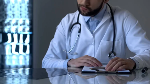 Médico Masculino Examinando Pacientes Con Rayos Laboratorio Observaciones Diagnóstico — Foto de Stock