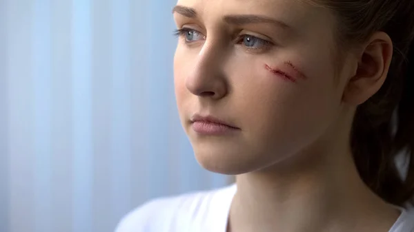 Mujer Joven Con Cicatrices Cara Que Sufre Dolor Primeros Auxilios —  Fotos de Stock