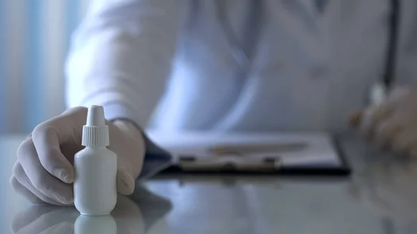 Médico Família Que Spray Nasal Paciente Tratamento Frio Medicina Close — Fotografia de Stock