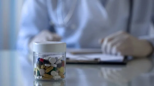 Médico Recetando Medicamentos Administrando Frasco Con Tabletas Manos Cerca — Foto de Stock