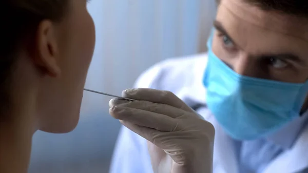 Otorrinolaringologista Examinando Garganta Paciente Feminino Com Glândulas Inchadas Infecção — Fotografia de Stock