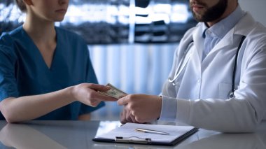 Genç doktor, tıp yolsuzluk baş, yakın çekim için veren rüşvet doktor