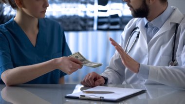 Erkek doktor gelen genç kadın stajyer, tıp yolsuzluk rüşvet reddediyor
