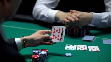 Poker kartları, kontrol kumarhanede oynayan işadamı kumar