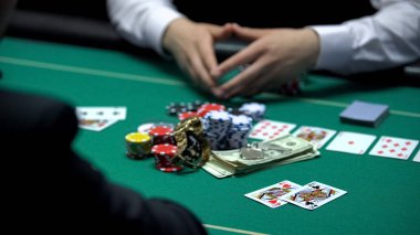 Her şey, cips, para, özellik ve altın saat bahis pervasız işadamı