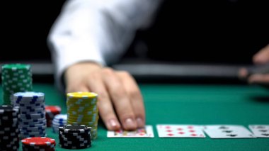 Poker oyunu başlatma, kartları yeşil masada, yakın çekim el koyarak casino satıcı