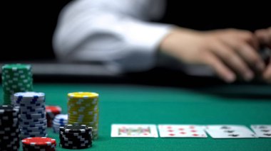 Casino, fiş, kartlar, kumar iş destesi şeklinde yeşil masada poker oyunu