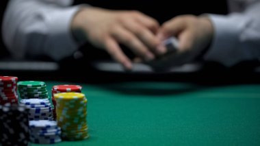Profesyonel casino krupiye aksaklık kartlar poker oyun, arka plan önce