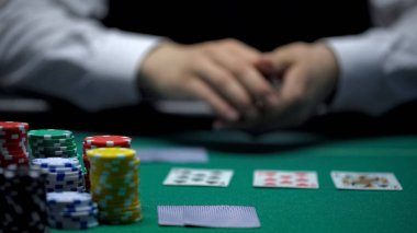 Tecrübeli kumarhane krupiye ilgili poker oyununda, kumar, yakın çekim kartları