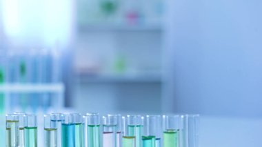 Test tüpleri ile sıvı örnekleri yakın çekim, laboratuar malzemeleri, kozmetik