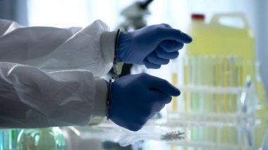 Yasadışı uyuşturucu ilgili gizli ilaç Laboratuvar için kelepçeli asistan