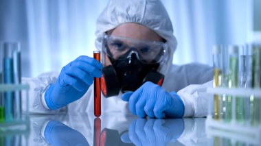 Bilim adamı bu durumda gaz maskesi holding tüp ile tehlikeli madde, biohazard