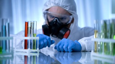 Erkek kimyager biohazard madde, test tüplerini kontrol toksikoloji testi