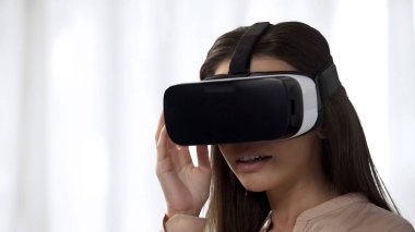 Fütüristik Vr teknolojisi kullanılarak ve gülüyor, görüntü ile memnun oldum güzel kız