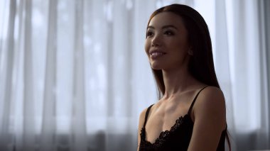 Gülümseyen koltukta oturan siyah iç çamaşırı seksi kadın tarihi için hazırlanıyor