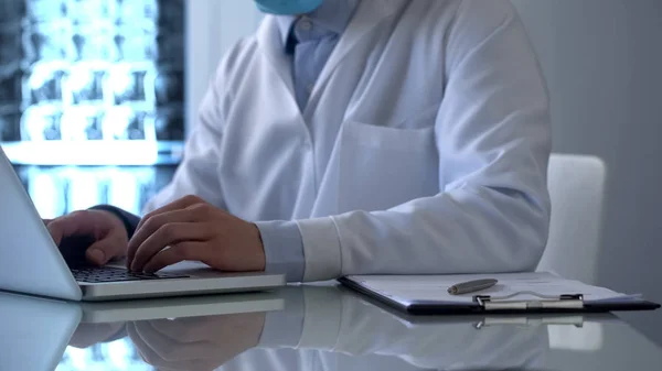 Roengenologist Läkare Arbetar Laptop Fylla Data Online Medicinsk Records — Stockfoto