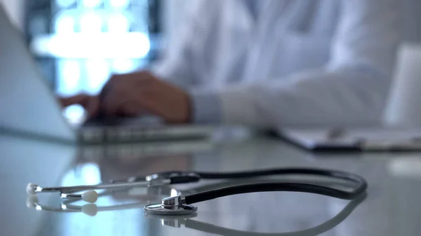 Médico Profesional Trabajando Ordenador Portátil Laboratorio Estetoscopio Mesa Medicina — Foto de Stock