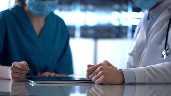 Dois Médicos Verificando Resultados Dos Testes Tablet Discutindo Diagnóstico Paciente — Fotografia de Stock