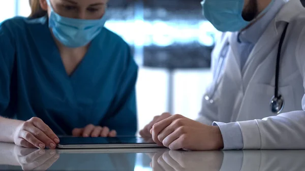 Лабораторні Працівники Перевіряють Результати Медичних Досліджень Ноутбуці Обговорюють Хвороби — стокове фото