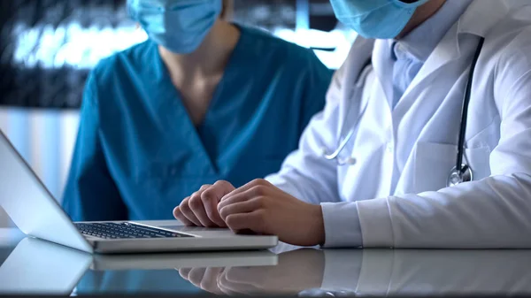 Jovens Estagiários Preenchendo Formulário Registro Laptop Discutindo Doença Paciente — Fotografia de Stock