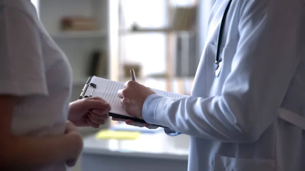 Arzt Hört Weibliche Beschwerden Über Bauchschmerzen Und Notiert Notizen Klinik — Stockfoto