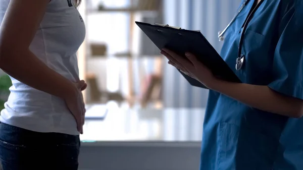 Jonge Dame Klaagt Tot Doctor Pijn Onderbuik Premenstrueel Syndroom — Stockfoto