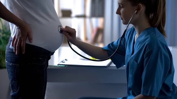 Arzt Hört Herzschlag Des Kindes Bauch Der Zukünftigen Mutter Schwangerschaft — Stockfoto