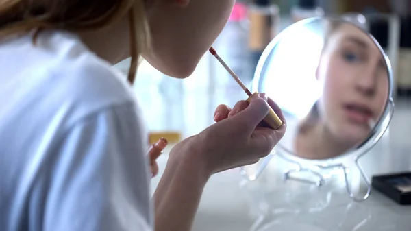 Chica Adolescente Pintando Labios Con Brillo Deseo Ser Hermosa Maquillaje — Foto de Stock