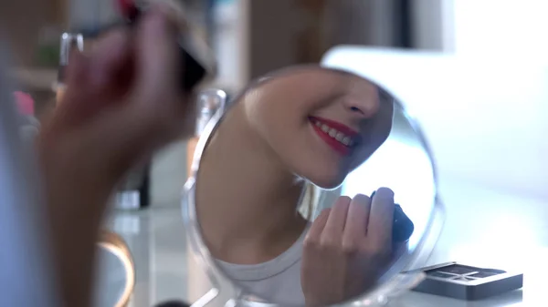 Baştan Çıkarıcı Akşam Makyaj Onu Aynada Yansıması Için Gülümseyen Kadın — Stok fotoğraf