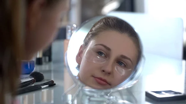 Menina Com Manchas Gel Sob Olhos Olhando Espelho Olhar Refrescante — Fotografia de Stock