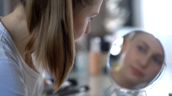 Joven Hermosa Mujer Pelo Rubio Mirando Espejo Preparándose Para Fecha — Foto de Stock