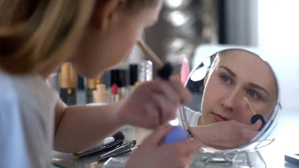 Lady Skickligt Tillämpa Face Foundation Morgonen Makeup Ansiktsbehandling Hudvård — Stockfoto
