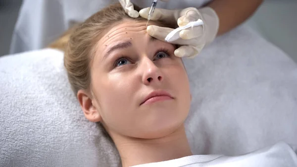 メソセラピー注射をする若い女性 美容専門の美容師 — ストック写真