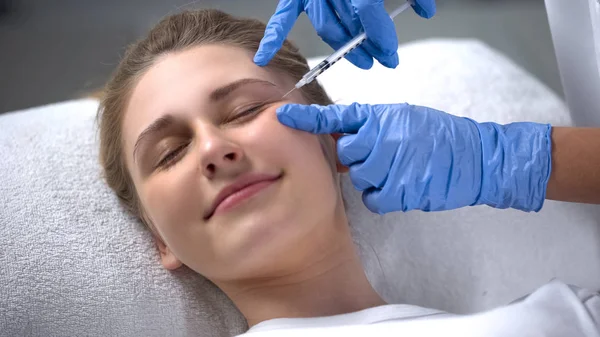 Vrouw Die Worstelt Met Veroudering Injecties Van Schoonheid Gladstrijken Van — Stockfoto