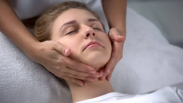 Ervaren Schoonheidsspecialist Maken Meisje Ontspannende Gezicht Massage Behandelingen — Stockfoto