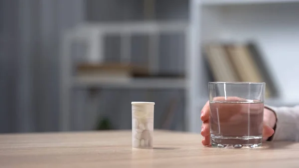 Medizinschlauch Steht Auf Dem Tisch Weibliche Hand Hält Glas Wasser — Stockfoto