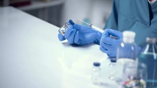 Médico Segurando Ampola Com Vacina Seringa Prevenção Doenças Tratamento — Fotografia de Stock