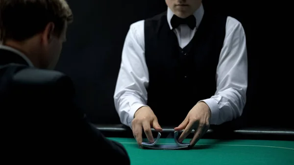 Professionelle Croupier Karten Auf Grünem Tisch Für Geschäftsmann Pokerspiel — Stockfoto