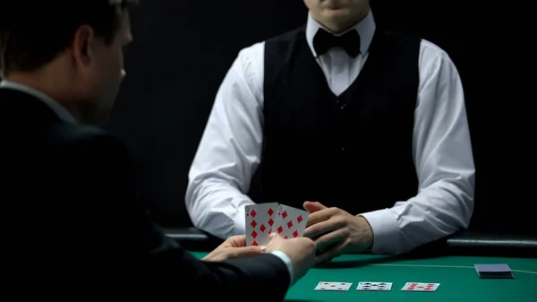 Cliente Hombre Negocios Casino Obtiene Mala Mano Crupier Casa Juego — Foto de Stock