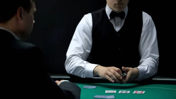 Professioneller Casino Dealer Der Karten Auf Den Grünen Tisch Für — Stockfoto