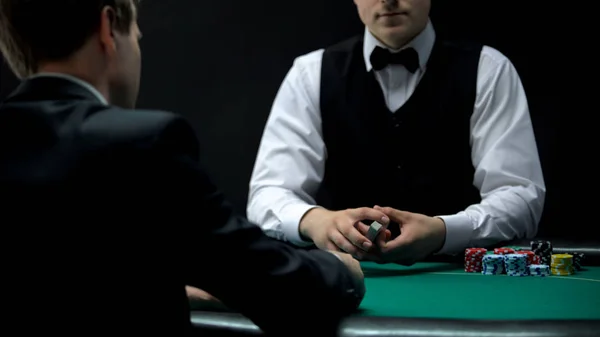 Erfahrener Croupier Der Karten Zum Austeilen Bereit Hält Gewinnchance Poker — Stockfoto