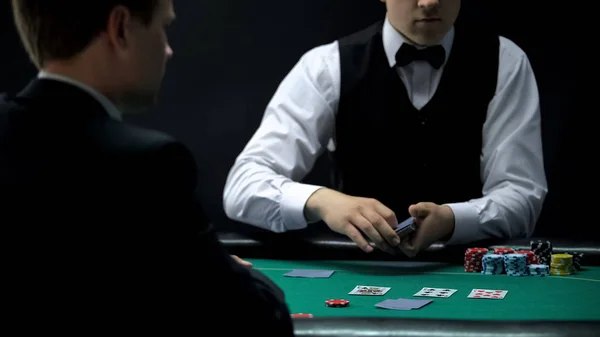 Männliche Casino Croupier Karten Für Geschäftsmann Austeilen Gewinnchance Beim Pokerspiel — Stockfoto