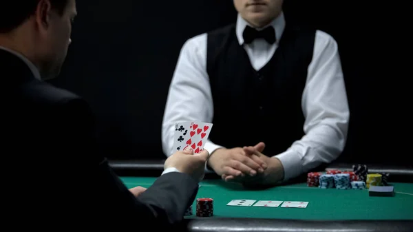 Verärgerte Geschäftsmann Mit Schlechten Karten Kombination Poker Schwache Hand Casino — Stockfoto