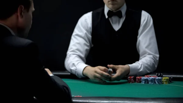 Casino Kunde Wartet Darauf Dass Croupier Karten Austeilt Gewinnchance Beim — Stockfoto