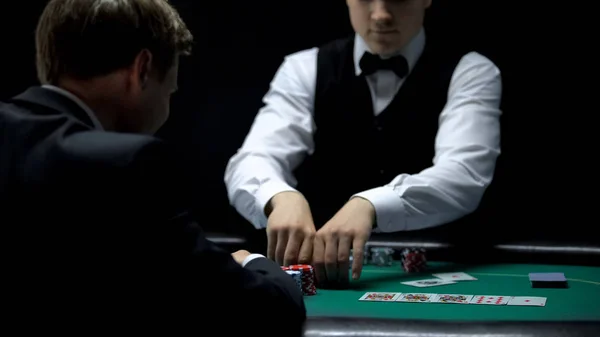 Casino Croupier Gibt Geschäftsmann Alle Chips Für Den Gewinn Beim — Stockfoto