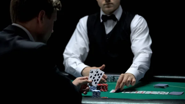 Naštvaná Klienta Pro Kasino Špatné Karty Kombinace Pokeru Slabé Ruce — Stock fotografie