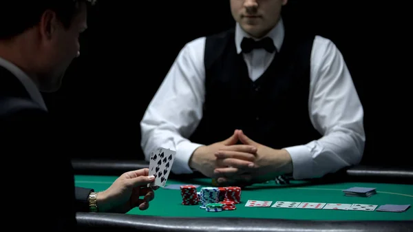 Überselbstbewusster Geschäftsmann Der Eine Schlechte Kombination Hat Aber Beim Poker — Stockfoto