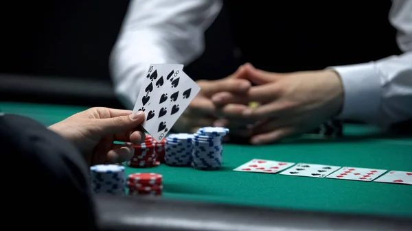 Καζίνο Πελάτη Έχοντας Συνδυασμό Αδύναμο Χέρι Στο Πόκερ Κάνοντας Μεγάλο — Φωτογραφία Αρχείου