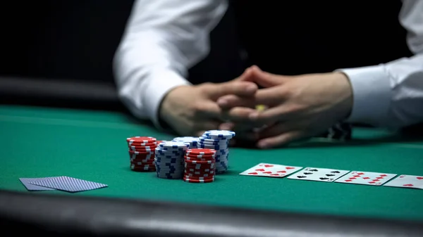 Casino Client Pokerspeler Inzet Met Alle Chips Kans Winnen Bij — Stockfoto