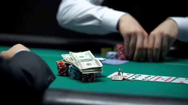 Süchtiger Pokerspieler Geht All Setzt Chips Geld Und Hausschlüssel — Stockfoto